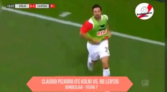 Claudio Pizarro recibe una ovación mientras se dirige al banco de suplentes del Colonia. Claudio Pizarro recibe una ovación mientras se dirige al banco de suplentes del Colonia.