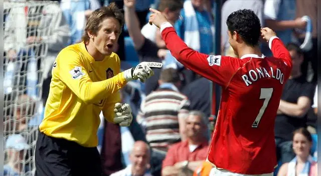 Edwin van der Sar festeja con Cristiano Ronaldo durante su etapa en el Manchester United. Edwin van der Sar festeja con Cristiano Ronaldo durante su etapa en el Manchester United.