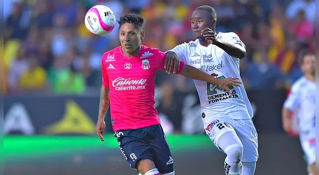 Raúl Ruidíaz disputa un balón con un jugador del León.