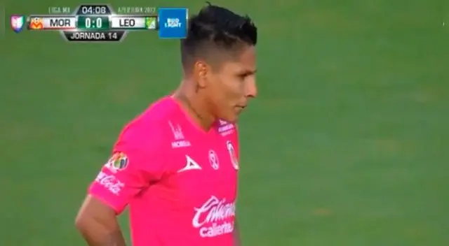 Raúl Ruidíaz, antes de disparar el penal en el Morelia-León.