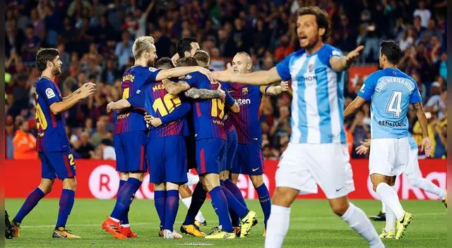 Los jugadores del Barcelona celebran el polémico gol de Deulofeu, los del Málaga se quejan.