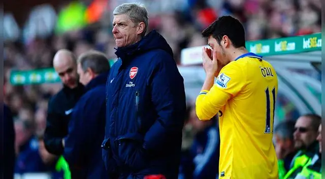 Arsene Wenger y Mesut Ozil durante un partido del Arsenal.