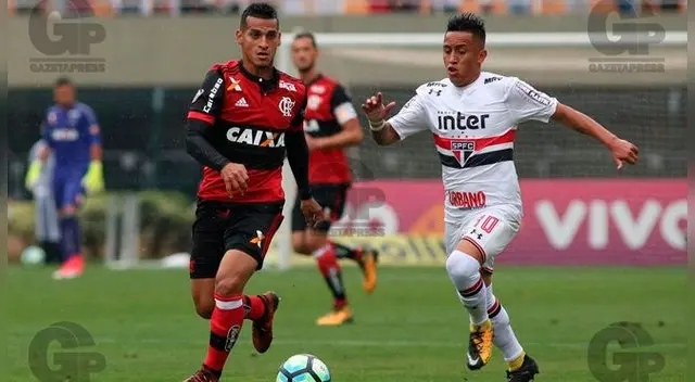 Miguel Trauco y Christian Cueva durante el Sao Paulo vs. Flamengo.