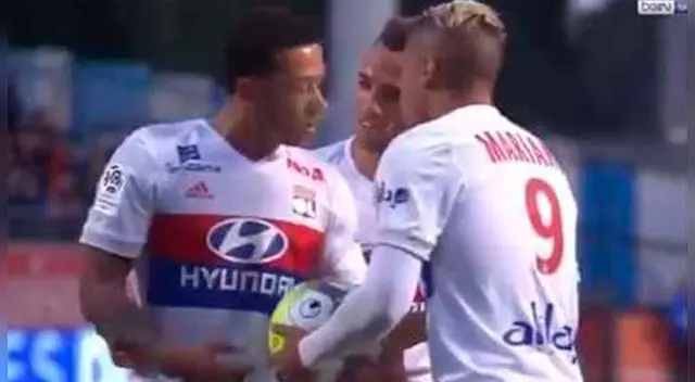 Memphis Depay y Mariano Díaz discuten por cobrar el penal.