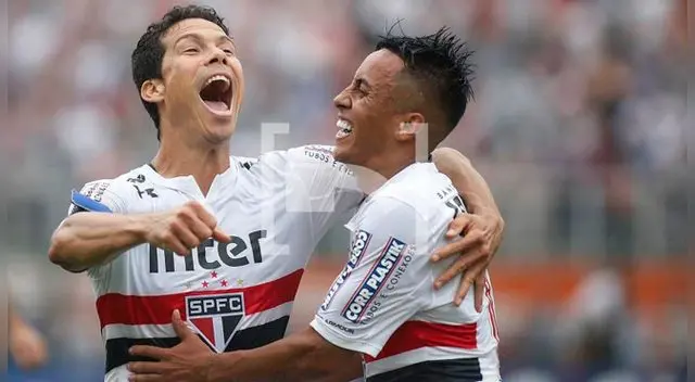 Hernanes y Christian Cueva celebran el 2-0 del Sao Paulo ante el Flamengo.