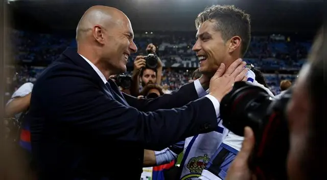 Zinedine Zidane y Cristiano Ronaldo celebran un título con el Real Madrid.