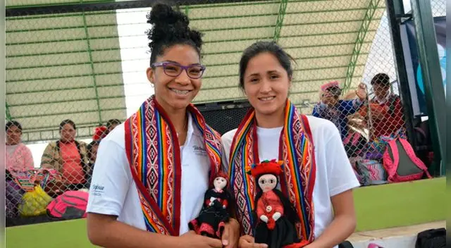 Carla y Vivian luciendo detalles típicos de la localidad de Andahuaylillas. Foto: Fundación Telefónica Carla y Vivian luciendo detalles típicos de la localidad de Andahuaylillas. Foto: Fundación Telefónica