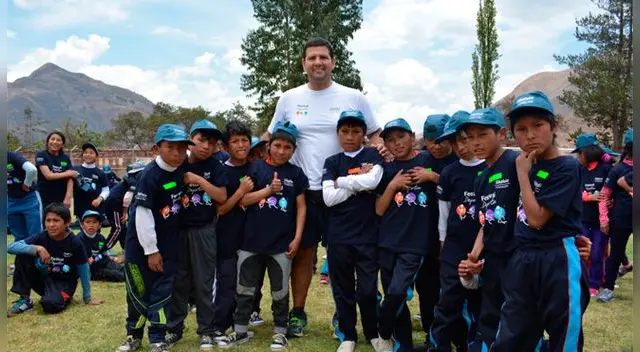 Eduardo Acuña, atleta multicampeón de lanzamiento de martillo, posa junto a sus pequeños 'pupilos' tras una jornada de atletismo. Foto: Fundación Telefónica Eduardo Acuña, atleta multicampeón de lanzamiento de martillo, posa junto a sus pequeños 'pupilos' tras una jornada de atletismo. Foto: Fundación Telefónica