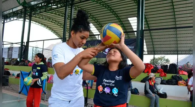Es la segunda vez que la seleccionada nacional de voleibol, Carla Rueda, participa de los Festivales Deportivos. Foto: Fundación Telefónica Es la segunda vez que la seleccionada nacional de voleibol, Carla Rueda, participa de los Festivales Deportivos. Foto: Fundación Telefónica