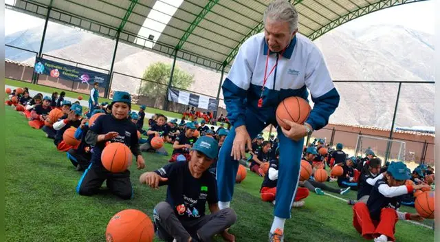 El reconocido basquetbolista, Ricardo Duarte, dictó una divertida clase de mini básquetbol junto a su equipo de atletas. Foto: Fundación Telefónica El reconocido basquetbolista, Ricardo Duarte, dictó una divertida clase de mini básquetbol junto a su equipo de atletas. Foto: Fundación Telefónica