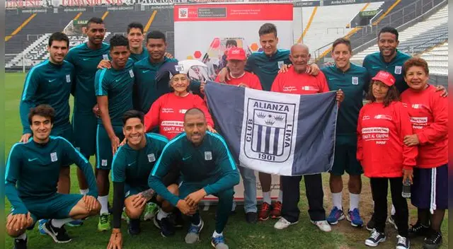 Alianza Lima: Jugadores recibieron la visita de un grupo de personas de la tercera edad [VIDEO]