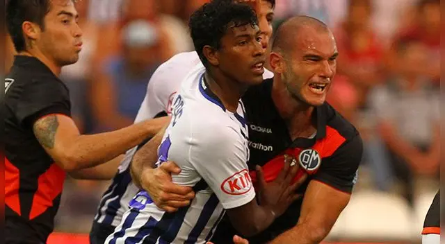 Adrián Zela, durante una disputa de balón con Miguel Araujo en un Alianza Lima-Municipal.