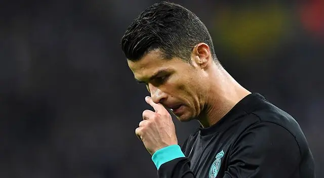 Cristiano Ronaldo se lamenta la derrota del Real Madrid ante el Tottenham. Cristiano Ronaldo se lamenta la derrota del Real Madrid ante el Tottenham.