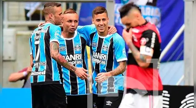 Beto da Silva celebra con Luan y Everton uno de los goles del Gremio ante Flamengo.
