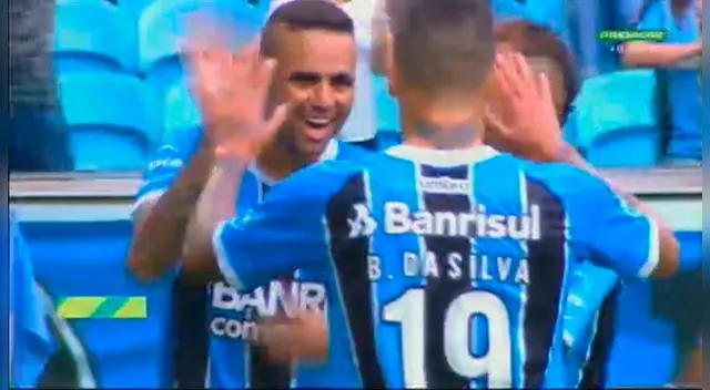 Luan celebra su gol con Beto da Silva.