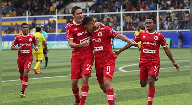 Daniel Chávez celebra su gol agónico con Universitario a Comerciantes Unidos.