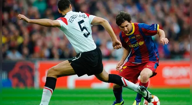Lionel Messi y Rio Ferdinand en acción. La 'Pulga' le rompió la cintura en un choque por Champions. Lionel Messi y Rio Ferdinand en acción. La 'Pulga' le rompió la cintura en un choque por Champions.