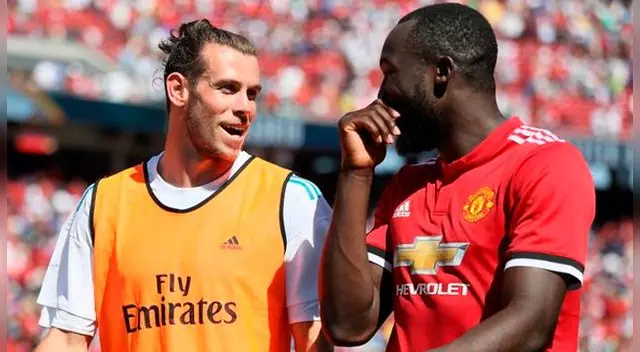 Gareth Bale conversa con Romelu Lukaku antes de un Real Madrid-Manchester United.