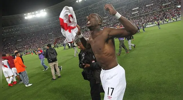 Luis Advíncula celebra la clasificación de Perú al Mundial Rusia 2018.