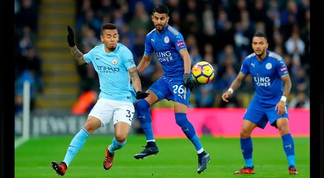 Gabriel Jesus disputa un balón con Riyad Mahrez.