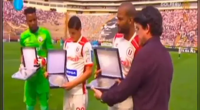 Los seleccionados de Universitario reciben un homenaje por clasificación de Perú a Rusia 2018.