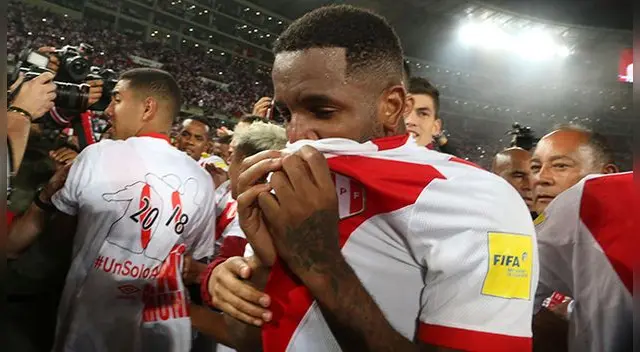 Jefferson Farfán llora tras lograr la histórica clasificación de Perú al Mundial Rusia 2018. Jefferson Farfán llora tras lograr la histórica clasificación de Perú al Mundial Rusia 2018.