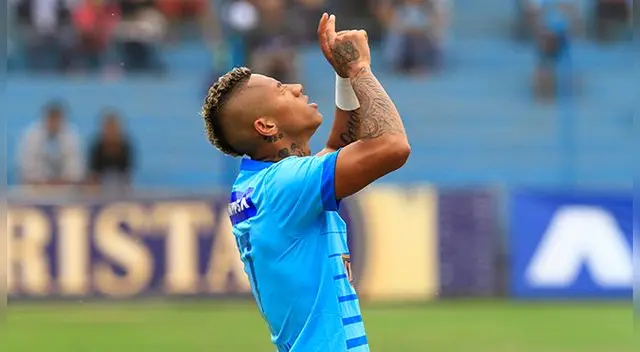 Ray Sandoval celebra un gol con Sporting Cristal.