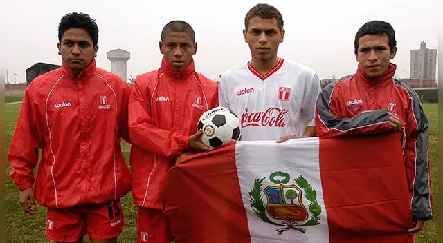 Juan José Zevallos y Christian La Torre sostienen el balón en una producción de LÍBERO a la Sub-17.
