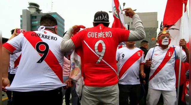 Selección Peruana: Papa Francisco firmó una camiseta de Paolo Guerrero [VIDEO]