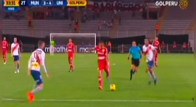 Alexi Gómez saca el potente remate que será el 4-3 de Universitario ante Municipal.