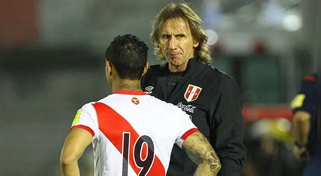 Ricardo Gareca le da una indicación a Yoshimar Yotún durante el Uruguay-Perú.