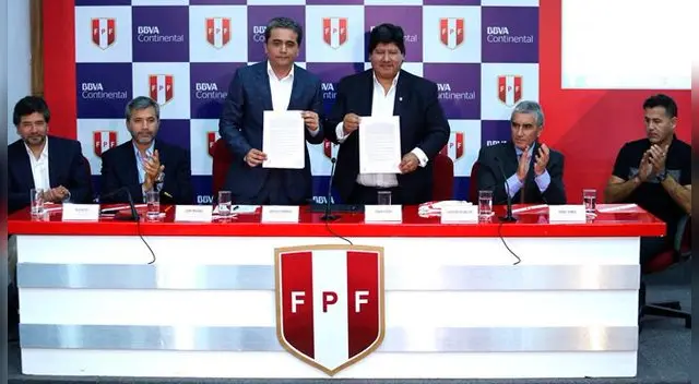 Instantes de la firma del convenio de FPF con BBVA.