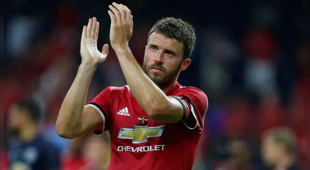 Michael Carrick saluda a los hinchas del Manchester United. Michael Carrick saluda a los hinchas del Manchester United.