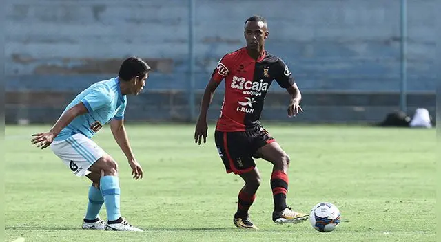 Nilson Loyola encara a Irven Ávila durante un Sporting Cristal-Melgar. Nilson Loyola encara a Irven Ávila durante un Sporting Cristal-Melgar.
