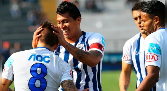 Rinaldo Cruzado celebra un gol con Alejandro Hohberg.