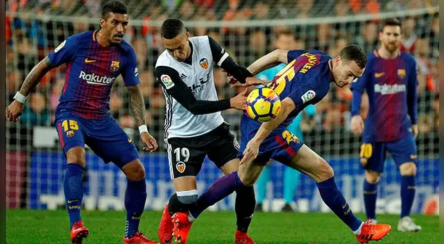 Rodrigo disputa un balón con Thomas Vermaelen. Rodrigo disputa un balón con Thomas Vermaelen.