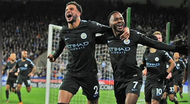 Kyle Walker y Raheem Sterling celebra el gol de la remontada del City ante el Huddersfield.