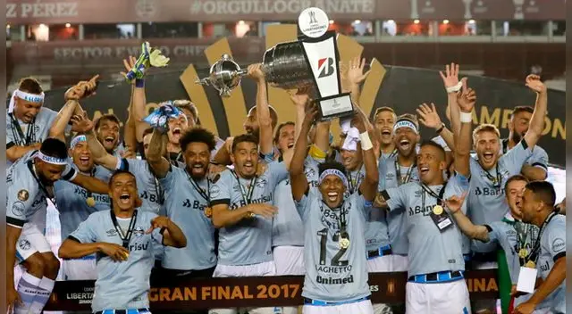 Beto da Silva festeja con sus compañeros el título de Gremio en la Copa Libertadores.