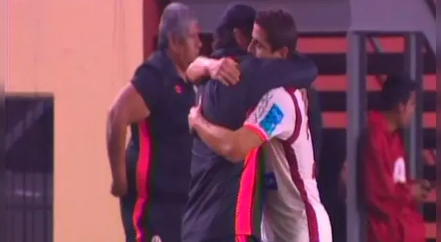 Aldo Corzo celebra su gol con Pedro Troglio.