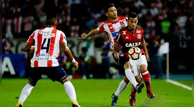 Miguel Trauco lanza un pase ante la marca de Teófilo Gutiérrez.