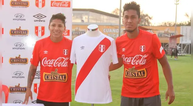 Raúl Ruidíaz y Renato Tapia durante la presentación de la camiseta de la Selección Peruana versión 2014.
