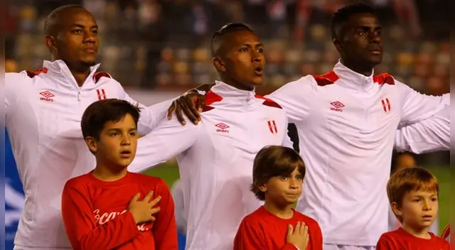 Pedro Aquino entona el himno nacional, flanqueado por André Carrillo y Christian Ramos. Pedro Aquino entona el himno nacional, flanqueado por André Carrillo y Christian Ramos.