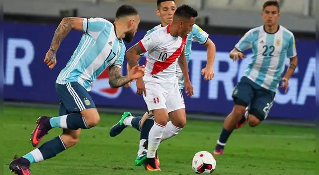 Christian Cueva conduce un balón ante la marca de Nicolás Otamendi.