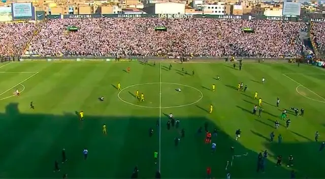 Alianza Lima celebró con todo tras escuchar el pitazo final del partido.