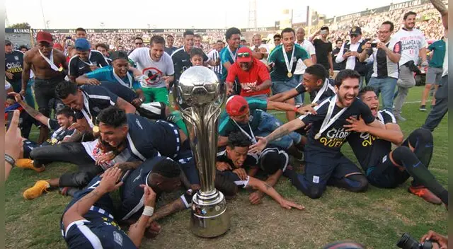 Los jugadores de Alianza Lima celebran el título nacional.