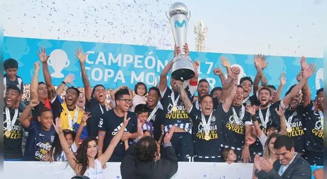 Los jugadores de Alianza Lima celebran con la copa de campeón.