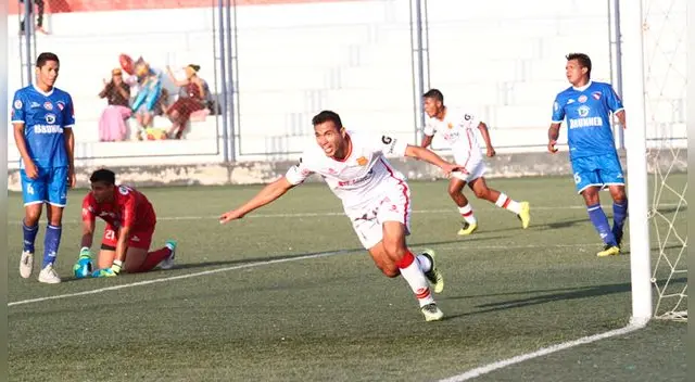 Alfredo Zapata celebra el 2-0 del Atlético Grau ante Estudiantil CNI. Alfredo Zapata celebra el 2-0 del Atlético Grau ante Estudiantil CNI.