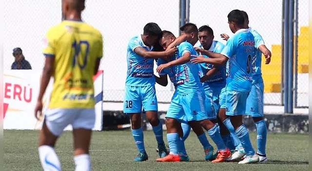 Los jugadores de Deportivo Binacional celebran un gol en la Copa Perú.