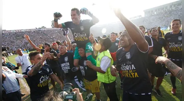 Leao Butrón, cargado en hombros durante las celebraciones de Alianza Lima.