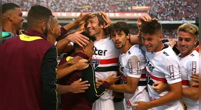 Christian Cueva abraza a Diego Lugano tras el final del partido del Sao Paulo ante Bahía.